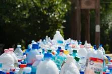 Ein gemeinsamer Kampf gegen Plastik - Das Bild zeigt eine große Menge leerer Plastikflaschen 