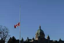 Parlament in Kanada mit kanadischer Fahne