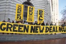 San Francisco UN Plaza und Bundesgebäude - Junge Demonstranten mit Plakat für einen Green New Deal