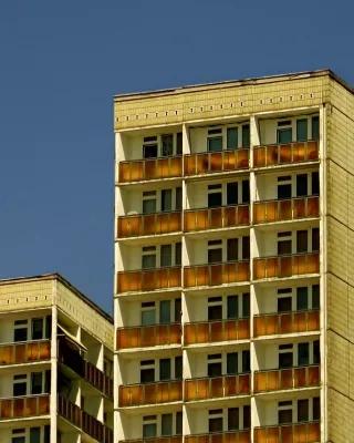 Ostdeutschland: Foto von einem hohen Haus vor blauem Himmel