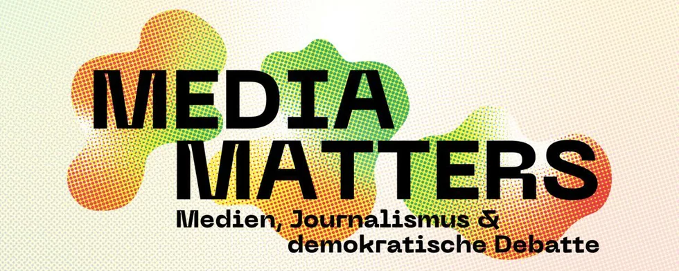 Text „MEDIA MATTERS – Medien, Journalismus & demokratische Debatte“ auf buntem Hintergrund.