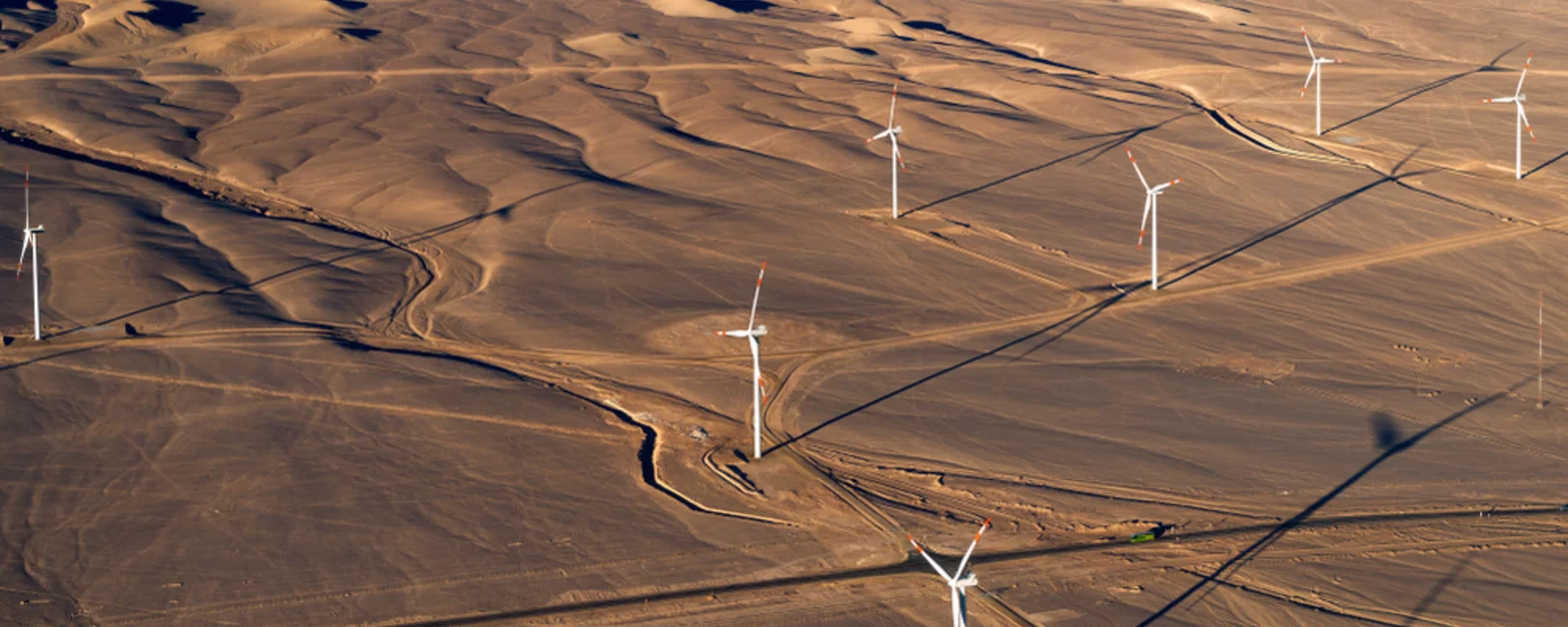 Blick auf Windräder, die in der Atacama-Wüste stehen
