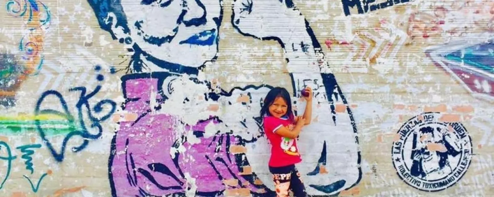 Mädchen vor Streetart zu Feministischer Außenpolitik