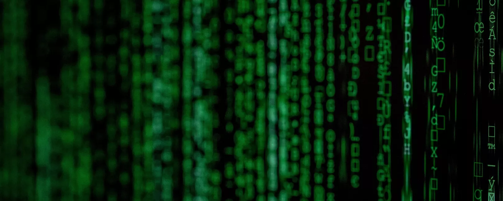 Grüne Code-Zeichen auf schwarzem Hintergrund