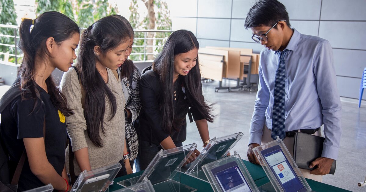 Applearning on Khmer Rouge history an multimedia