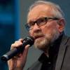 Lukas Beckmann redet mit einem Mikrofon