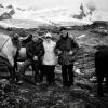 Ein schwarz-weißes Bild Yvon Chouinard, Chris Tompkins und Doug Tompkins zusammen in den Bergen. Es gibt zwei Pferde neben der Kleingruppe