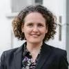 Sabine Muscat blickt lächelnd in die Kamera