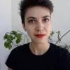 Marie Koval Marie Koval blickt in die Kamera