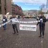 2 Personen halten eine Papierkette und ein Banner mit denkhausbremen hoch.