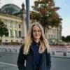 Felicitas Böhm steht draußen und blickt lächelnd in die Kamera