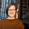 Prof. Dipl.-Journ. Christina Elmer Prof. Dipl.-Journ. Christina Elmer blickt lächelnd in die Kamera