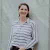 Cara von Stockert Cara von Stockert lehnt sich an eine Wand