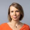 Dr. Helene Bubrowski Dr. Helene Bubrowski steht vor einem grauen Hintergrund