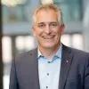 Jürgen Kerner lacht und blickt in die Kamera