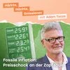 Podcastcover mit Adam Tooze, Tankstellenpreistafel und dem Titel „Fossile Inflation: Preisschock an der Zapfsäule“.