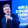 Adam Tooze, im Hintergrund das Logo des World Economic Forum