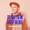 Ein Mann mit Kappe lächelt leicht in die Kamera. Der Text „POD DER GUTEN HOFFNUNG mit Sebastian 23“ ist groß in Blau über das Bild gelegt.