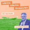  Ein Mann mit Mikrofon im Vordergrund. Im Hintergrund ein grünes Boot auf grünem Wasser. Text: "Märkte, Mächte, Emissionen", "#2: Die Huthi", "mit Adam Tooze".