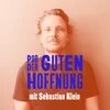 Sebastian Klein steht vor einem hellen Hintergrund. Text: „Pod der guten Hoffnung mit Sebastian Klein“.