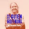Cornelia Funke lächelt und hält eine Tasse. Darüber in blauer Schrift der Titel „Pod der guten Hoffnung“, darunter „mit Cornelia Funke“. Bild in Sepiatönen.