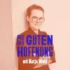 Katja Diehl steht lächelnd an eine Wand gelehnt. Text: „Pod der guten Hoffnung mit Katja Diehl“ in blauer Schrift.