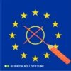 EU-Flagge mit gelben Sternen auf blauem Hintergrund. In der Mitte ein rotes Wahlkreuz, gezeichnet mit einem roten Bleistift. Logo der Heinrich-Böll-Stiftung unten links.