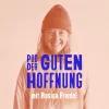 Eine Frau mit Mütze lächelt in die Kamera. Der Text „POD DER GUTEN HOFFNUNG mit Rosina Friedel“ ist groß in Blau über das Bild gelegt.