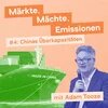  Ein großes Containerschiff mit „Made in China“ Aufschrift, daneben Adam Tooze mit Mikrofon. Text: „Märkte, Mächte, Emissionen“, „#4: Chinas Überkapazitäten“, „Ein Podcast mit Adam Tooze“.
