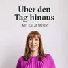 Katja Meier lächelt in die Kamera, trägt eine Brille und eine lila Bluse. Über ihr steht der Text „Über den Tag hinaus – mit Katja Meier“.