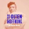 Celina Bostic vor einem beigefarbenen Hintergrund. Darüber in blauer Schrift "Pod der guten Hoffnung mit Celina Bostic".