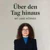 Foto von Liane Wörner mit dunklem Blazer vor grauem Hintergrund. Text: „Über den Tag hinaus – mit Liane Wörner“.