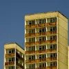 Ostdeutschland: Foto von einem hohen Haus vor blauem Himmel