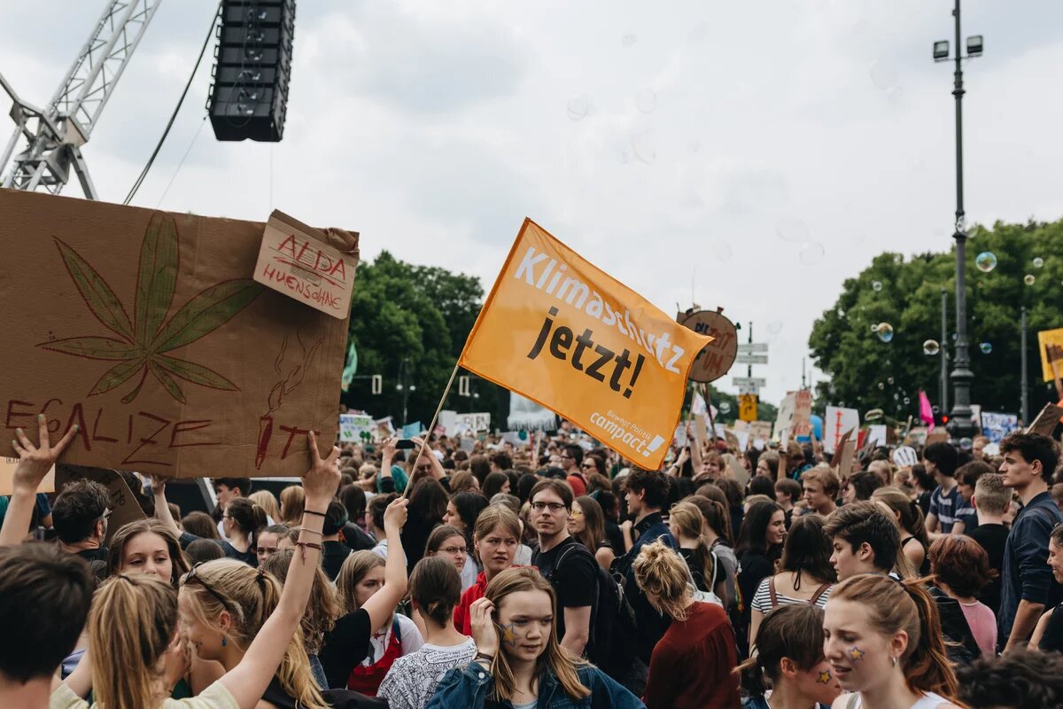 Fridays for Future Jugendliche Demonstratinnen jund Demonstranten