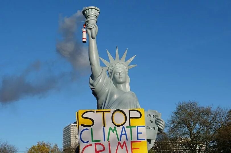 Freiheitsstatue als "Statue of Pollution" bei der Klima-Kohle-Demo in Bonn Freiheitsstatue als "Statue of Pollution" bei der Klima-Kohle-Demo in Bonn