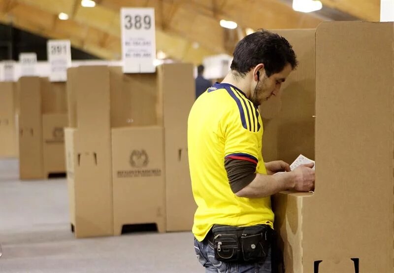Regionalwahlen in Kolumbien - Ein Kolumbianer füllt seinen Wahlschein aus  