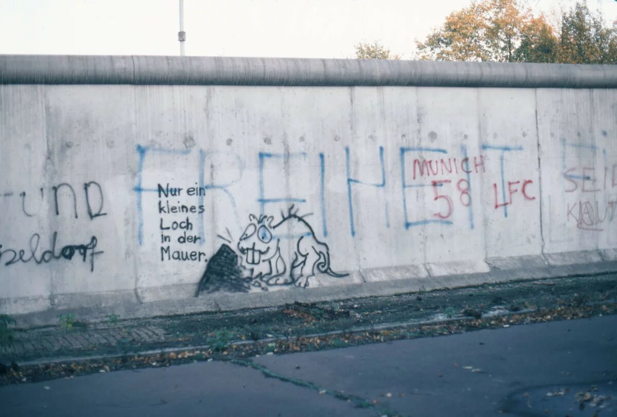 Berlin Wall graffiti 1983 02 Nur ein kleines Loch in der Mauer - Bild auf der Mauer