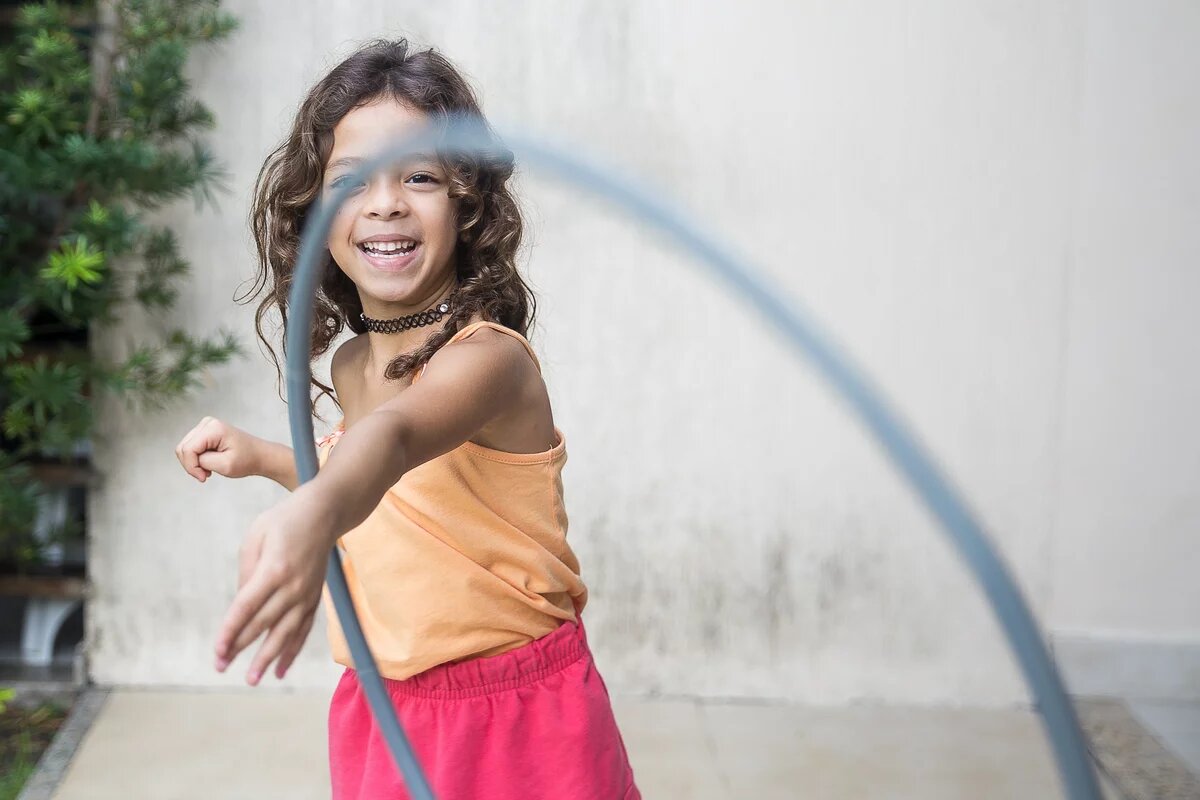 Kind mit Hulahupreifen Photo by Patricia Prudente on Unsplash