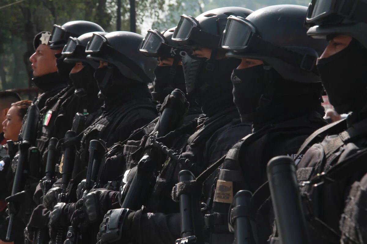 Mexiko unter Präsident López _ Bild: Mexikanische Militärs in Reih und Glied