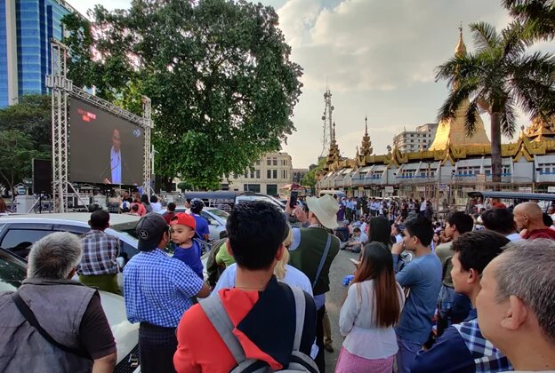 Aung San Suu Kyi vor dem Internationalen Gerichtshof in Den Haag. Live Public Viewing am Mahabandoola Square in Yangon am Dienstagnachmittag, 10. Dezember 2019. Aung San Suu Kyi vor dem Internationalen Gerichtshof in Den Haag. Live Public Viewing am Mahabandoola Square in Yangon am Dienstagnachmittag, 10. Dezember 2019. © Axel Harneit-Sievers