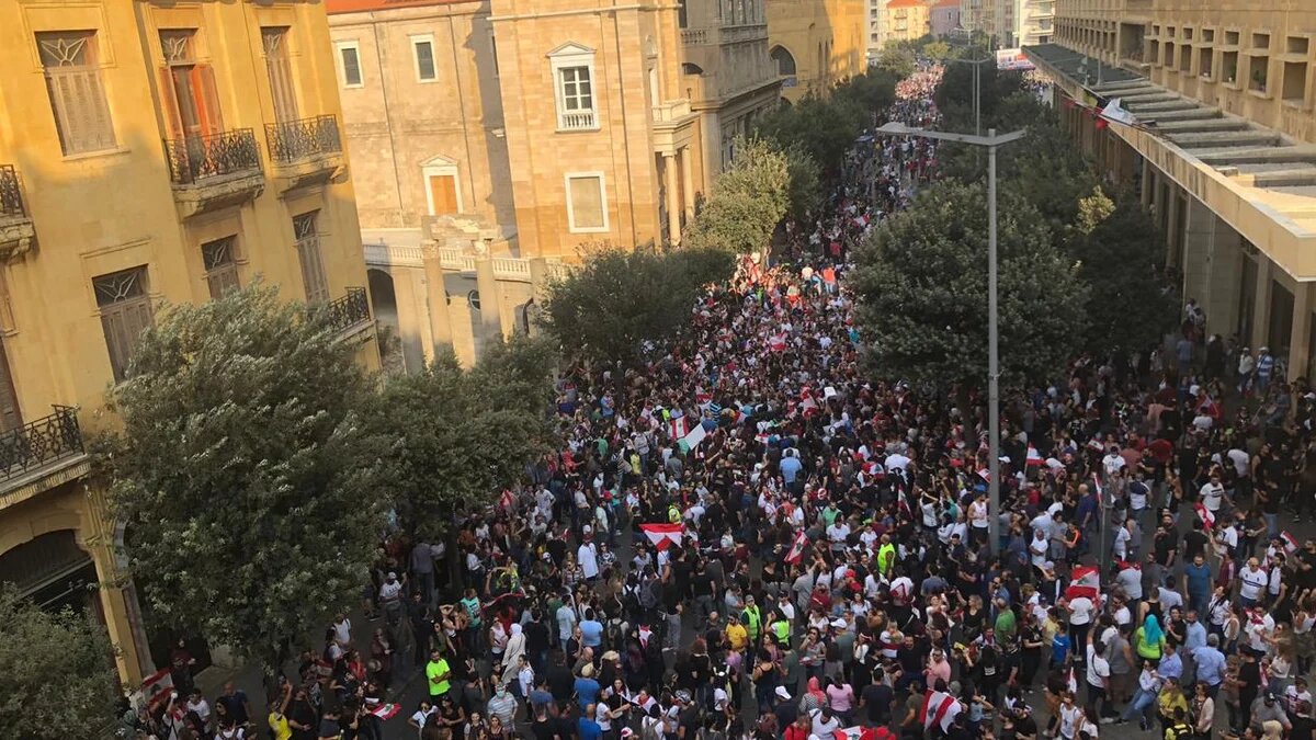 Proteste in Beirut 2019/20 / Viele Menschen demonstrieren auf den Straßen von Beirut