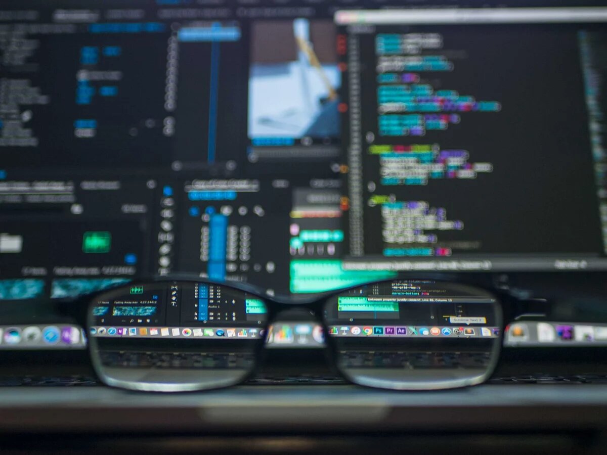 Algorithmen entscheiden autonom Die schockierende algorithmische Sperrung von YouTube _ Ein Bildschirm beim Coding