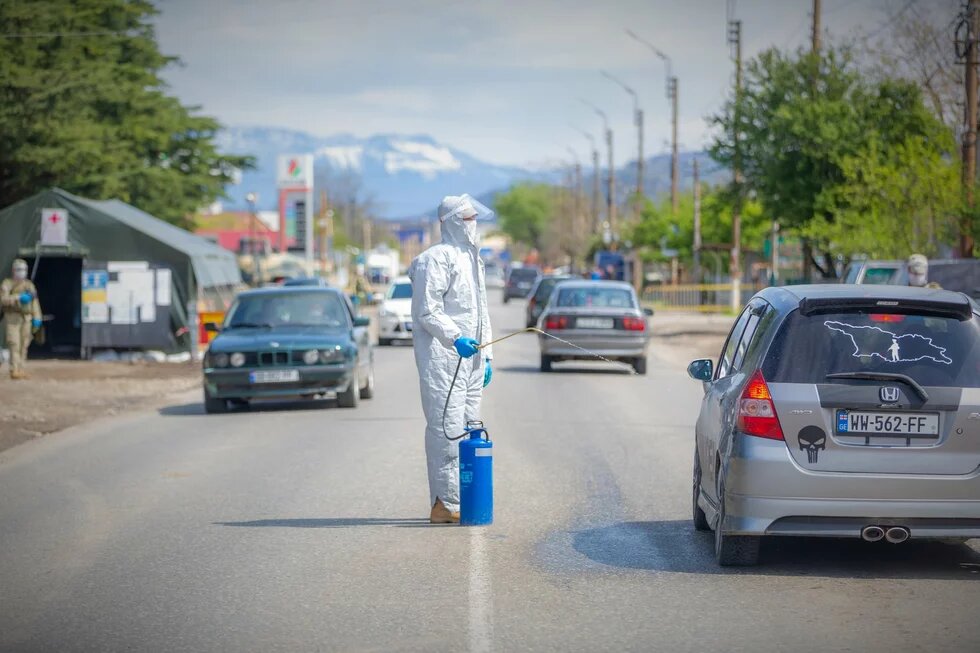 Desinfizieren von Autos auf der Straße in Corona-Zeiten Desinfizieren von Autos auf der Straße in Corona-Zeiten