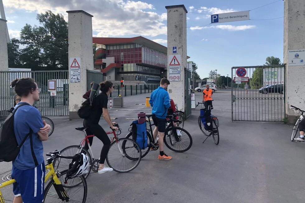 Eingang des Friedrich-Jahn-Sportparks Menschen stehen vor dem Eingang des Sportparks an