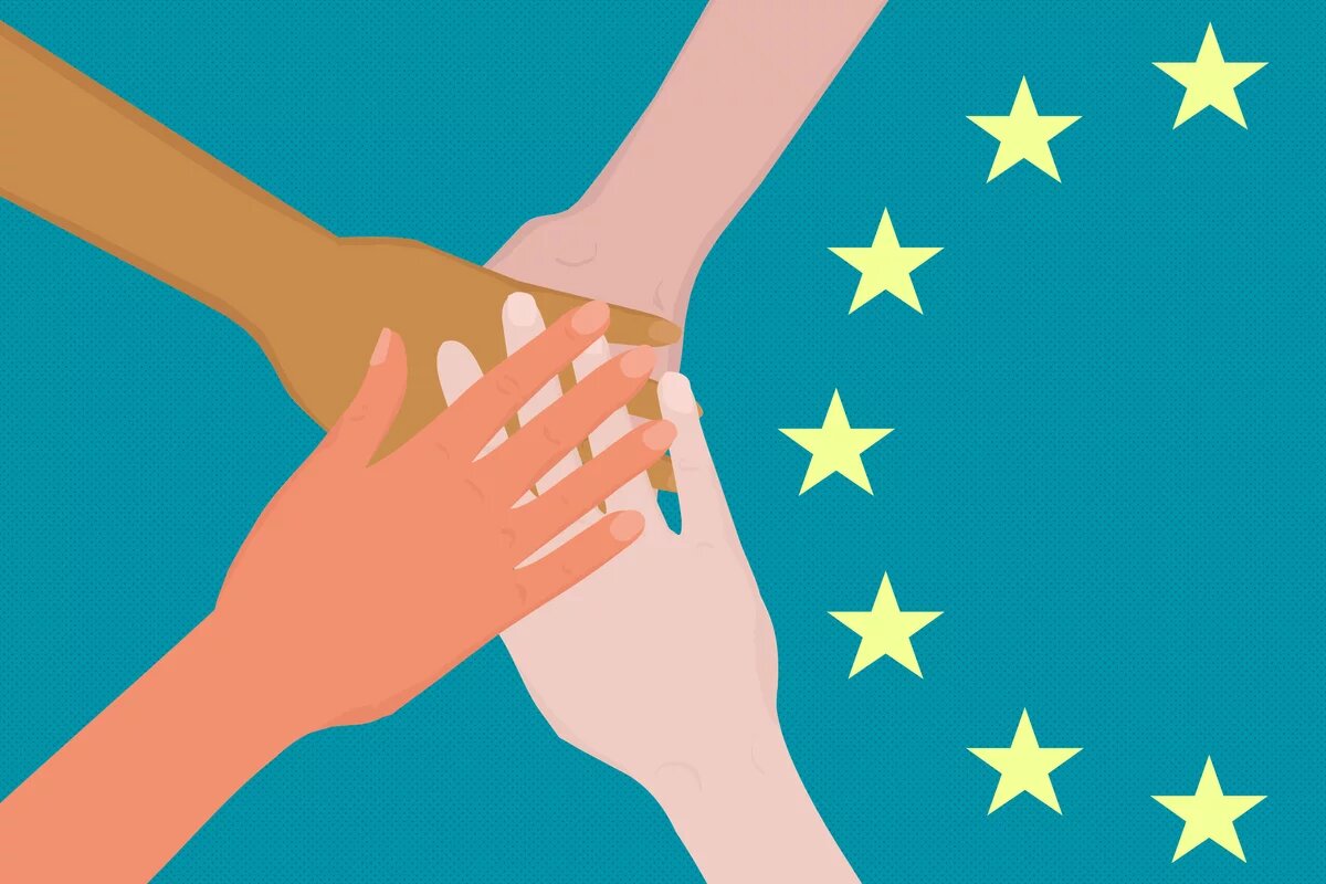 Vier Hände neben den Sternen der EU-Flagge