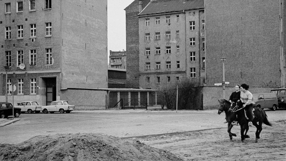 Andreas Rost, Berlin, 1990, aus: Das Jahr 1990 freilegen, Spector Books, 2019. Andreas Rost, Berlin, 1990, aus: Das Jahr 1990 freilegen, Spector Books, 2019. All rights reserved.