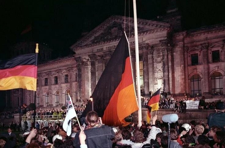 In der Nacht vom 2. auf den 3. Oktober 1990 wurde um Mitternacht die Fahne der Einheit an einem großen Fahnenmast vor dem Reichstagsgebäude gehisst. In der Nacht vom 2. auf den 3. Oktober 1990 wurde um Mitternacht die Fahne der Einheit an einem großen Fahnenmast vor dem Reichstagsgebäude gehisst.