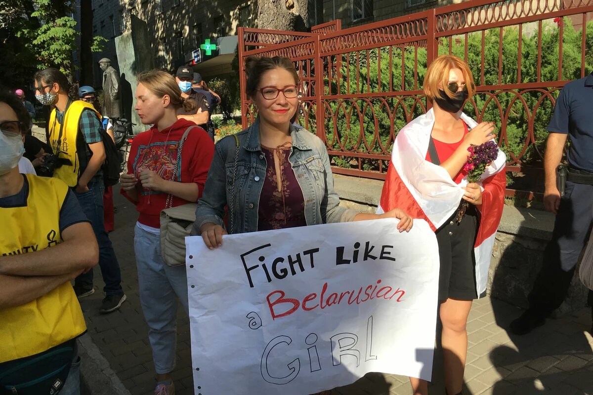 Fight like a belarusian girl Demonstrierende mit Plakat