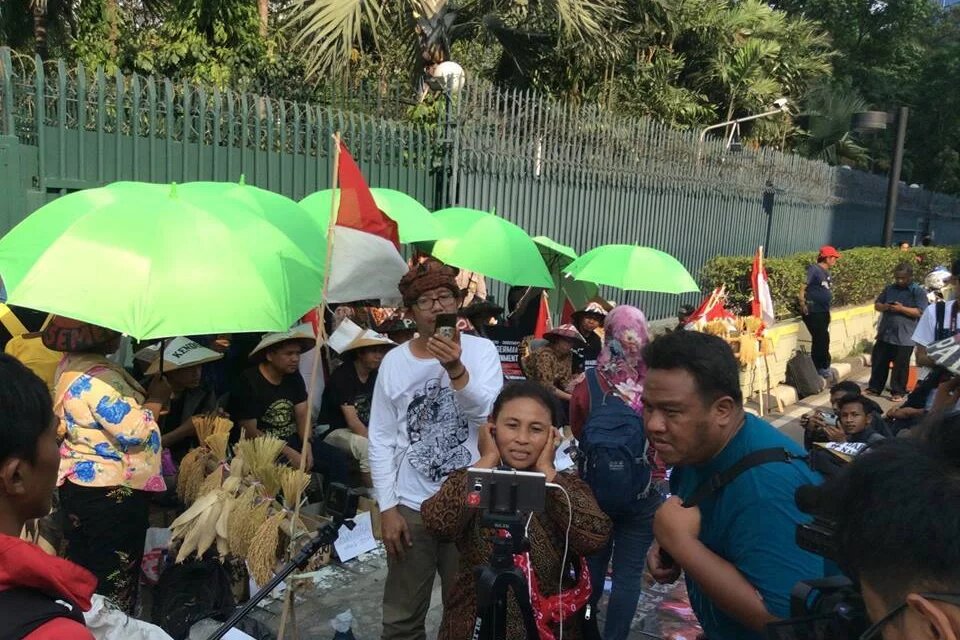 Proteste vor der Deustchen Botschaft in Jakarta/Indonesien Menschen protestieren vor der Deutschen Botschaft in Jakarta