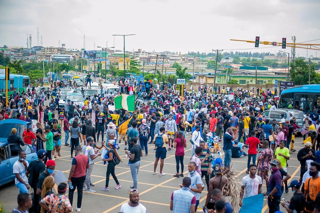 Demonstranten während der #EndeSARS-Proteste in Lagos, Nigeria Demonstranten während der #EndeSARS-Proteste in Lagos, Nigeria